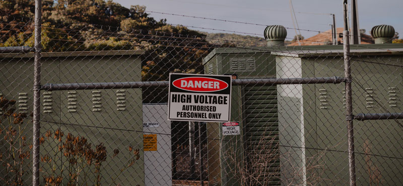 Imagen de cerca con aviso de Danger para mostrar los tipos de instalaciones según uso, tensión y complejidad