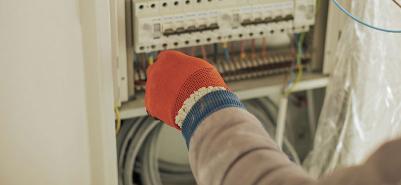 Plano cerrado de experto de RTL Certifications mostrando como realizar la inspección del código de colores