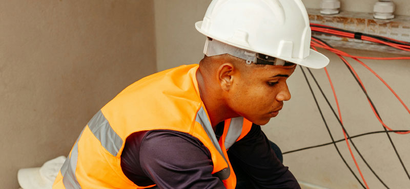 Experto de RTL Certifications trabajando y mostrando  su experiencia en instalaciones provisionales
