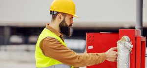 Técnico profesional revisando toma eléctrica