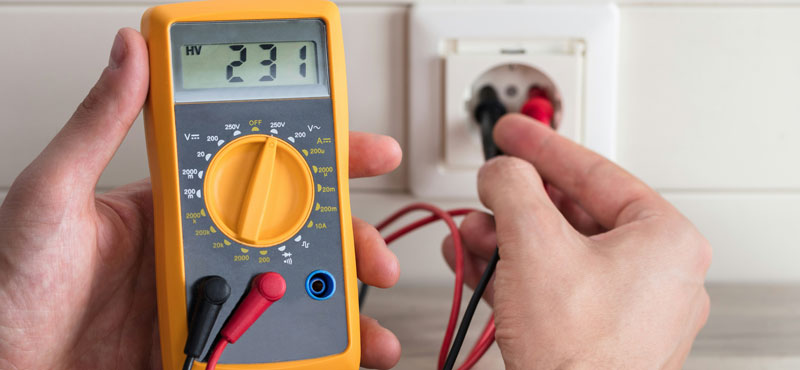 Hombre y mujer inspectores de instalaciones eléctricas revisan su correcta instalación