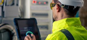 Experto de RTL en plano cerrado realizando inspección para realizar certificado RETIE precio