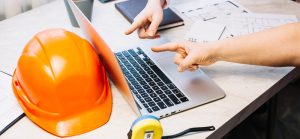 Dos personas frente a computador realizando consulta de dictamen RETIE con la asesoría de RTL Certifications