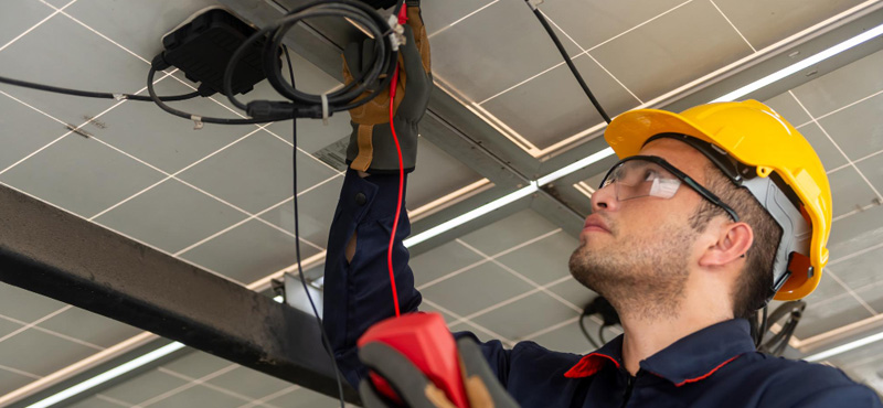 Plano  cerrado de experto de RTL realizando inspección para la certificación de instalaciones básicas