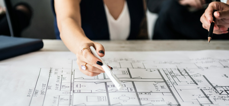 Plano cerrado de grupo de empresarios trabajando con RTL Certifications, evaluando las normas técnicas adecuadas para su proyecto