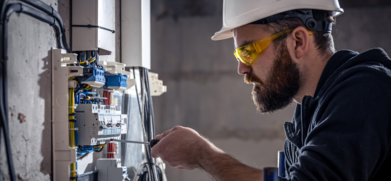 Experto de RTL trabajando en un panel eléctrico mostrando la eficiencia de conocer los diferentes tipos de instalaciones eléctricas