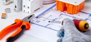 Plano cerrado de un experto de RTL analizando los tipos de instalaciones eléctricas y diferentes elementos para instalaciones eléctricas