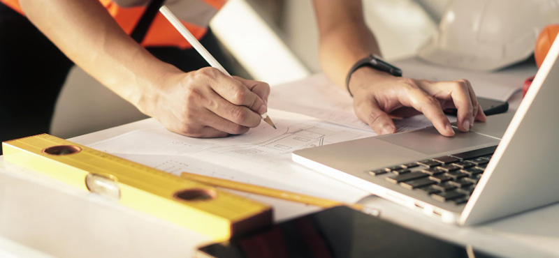 Plano cerrado de persona siendo guiada por experto de RTL Certifications para consultar el dictamen de RETIE