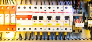 Plano cerrado de tablero mostrando colores de alambres para instalaciones eléctricas con RTL Certifications