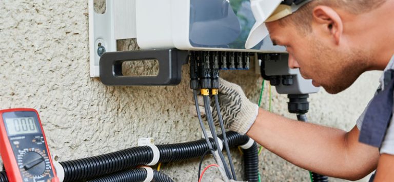 Experto de RTL Certifications trabajando en instalaciones eléctricas comerciales e industriales