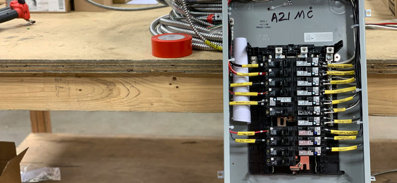 Plano cerrado de caja reguladora de energía mostrando los tipos de instalaciones eléctricas provisionales con RTL Certifications