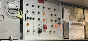 Plano cerrado de consola de control de energía para mostrar que es la Norma IEC con experto de RTL Certifications