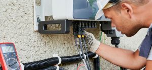 Revisor técnico de experto de RTL Certifications verificando el reglamento técnico de instalaciones eléctricas retie