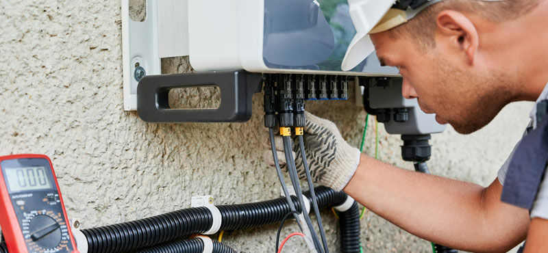 Revisor técnico de experto de RTL Certifications verificando el reglamento técnico de instalaciones eléctricas retie
