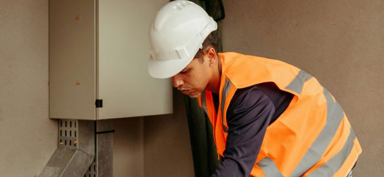 Experto de RTL trabajando en los tipos de instalaciones eléctricas provisionales​