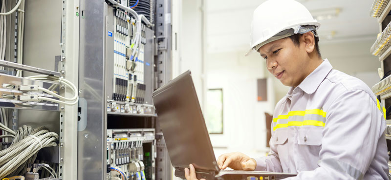Ingeniero electricista trabajando en el cumplimiento del RETIE de la mano de RTL Certifications