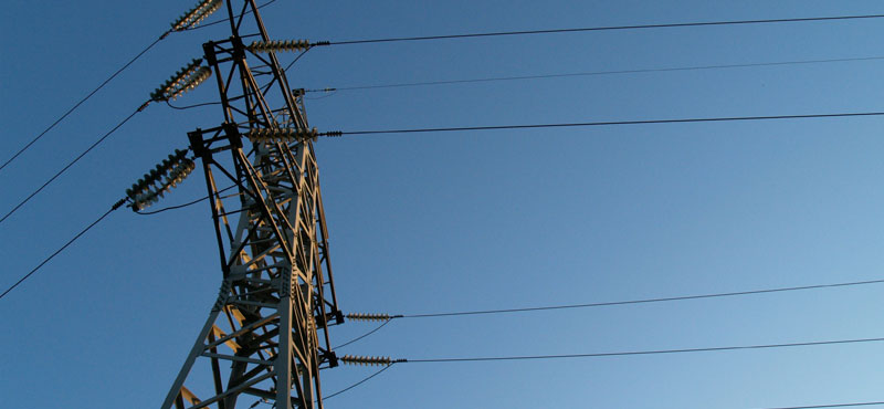 Línea de transmisión eléctrica con expertos de RTL Certifications